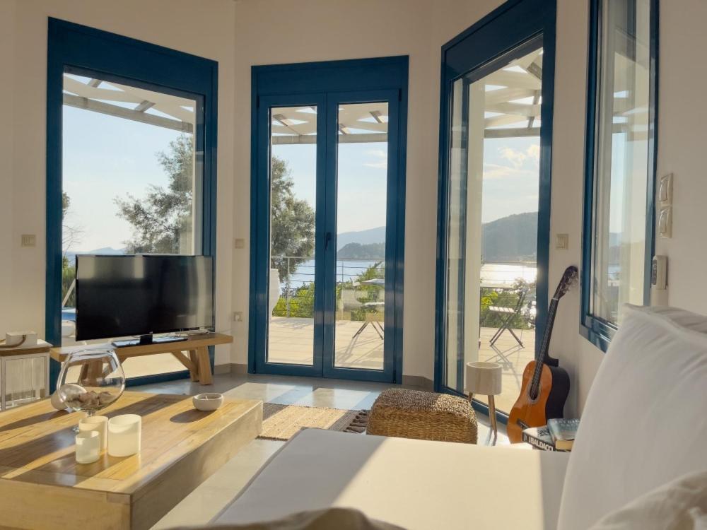 Zidanos Luxurious Sea Front Villa Marantochori Exterior photo